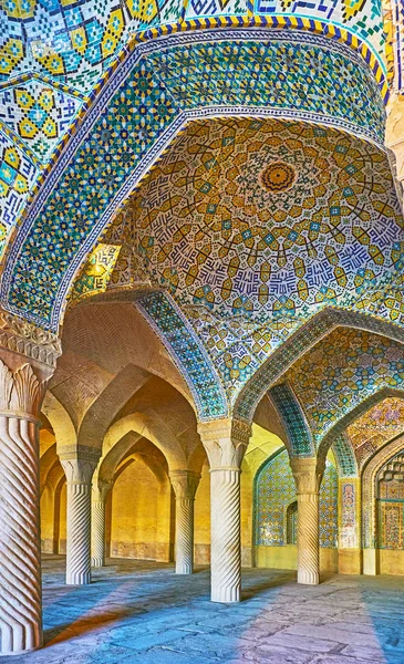 A csempézett minták Vásárhelyi mecset, Siráz, Irán — Stock Fotó