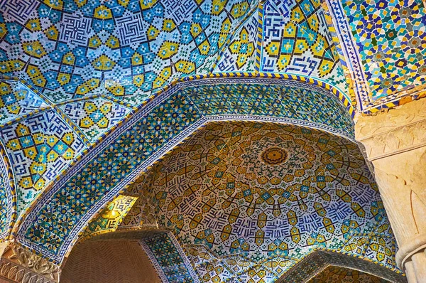 Betegelde details van eigen moskee, Shiraz, Iran — Stockfoto