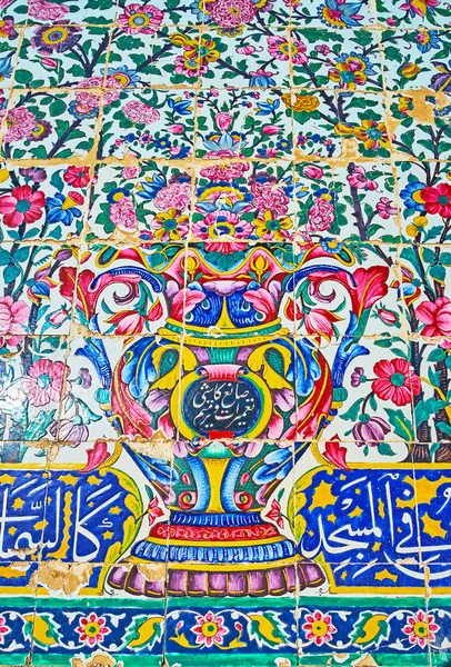 Ваза с цветами на плитке мечети Вакил, Шираз, Иран — стоковое фото