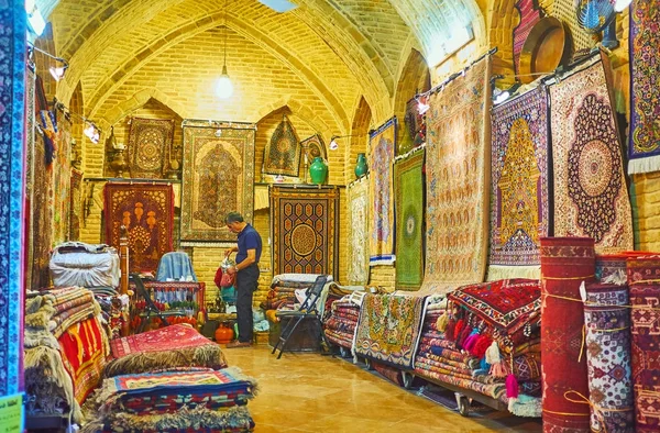 Belső szőnyeg áruház Vásárhelyi Bazaar, Siráz, Irán — Stock Fotó