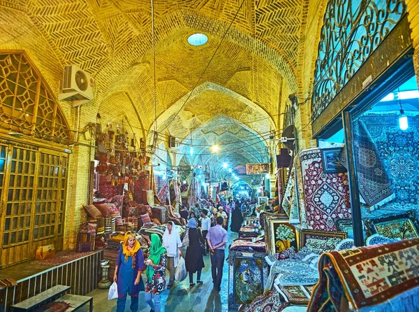 Het steegje tapijt voor eigen Bazaar in Shiraz, Iran — Stockfoto