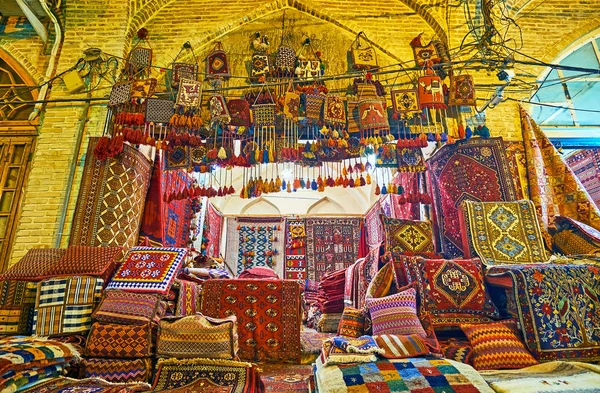 Tapijten en karpetten in eigen Bazaar, Shiraz, Iran — Stockfoto