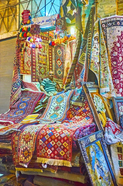El pequeño puesto de alfombras en Vakil Bazaar, Shiraz, Irán —  Fotos de Stock