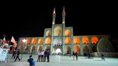 Yazd, Iran - 18 Ekim 2017: Amir Chakhmaq Meydanı güzel Ortaçağ mimari kompleksi 18 Ekim Yazd içinde parlak akşam ışıklar, mükemmel görünümlü ünlü kentin simgelerinden olan.