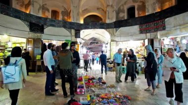 Kerman, Iran - 15 Ekim 2017: Kalabalık oturaklı Pazar 15 Ekim'de Kerman kapalı Ganjali Khan çarşı - tarihi ve bir ülkenin en eski piyasalarının grand salonda olduğunu.