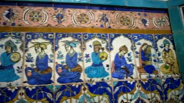 克尔曼 2017年10月15日 墙壁装饰的元素在 Ganjali 汗土耳其 绘在瓦片中世纪音乐家与传统仪器 在10月15日在克尔曼 — 图库视频影像