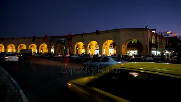 ケルマーン イラン 2017 重いケルマーンで 日の夜照明 Ganjali カーン バザールのパビリオンを望む正方形 Shohada の交通 — ストック動画