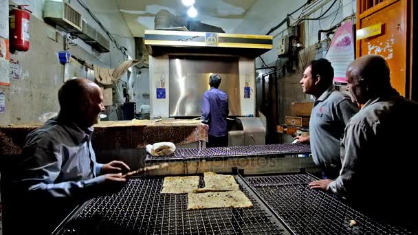 Shiraz Iran Ocotber 2017 Äldre Klienten Bagaren Shoppar Skär Färska — Stockvideo