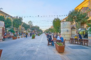 Turist İran Şiraz'da sokak