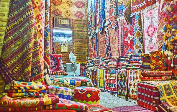 Em estol de carpete do bazar Shiraz, Irão — Fotografia de Stock
