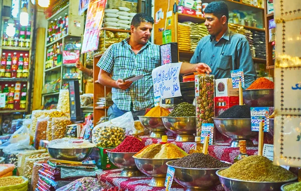 La tienda de especias en Vakil Bazaar, Shiraz, Irán — Foto de Stock