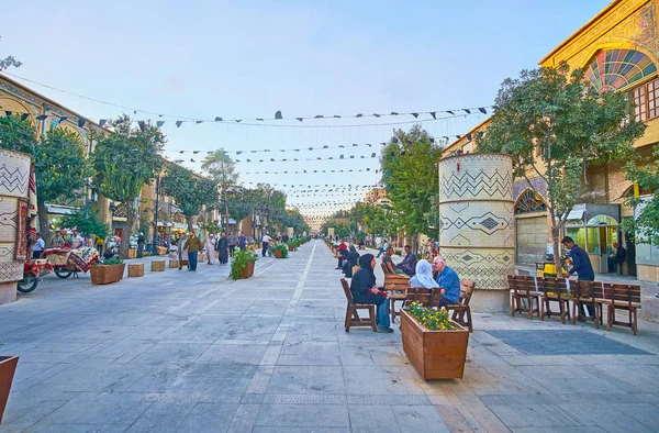 Turist İran Şiraz'da sokak