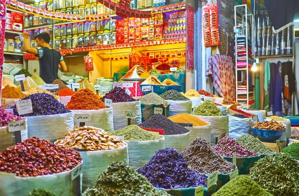 Las hierbas y especias en el mercado de Shiraz, Irán — Foto de Stock