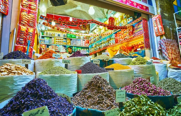 De gedroogde bloemen en kruiden in eigen Bazaar, Shiraz, Iran — Stockfoto