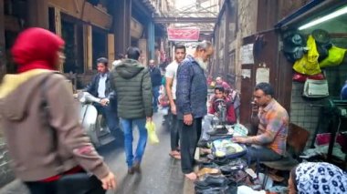 Cairo, Mısır - 20 Aralık 2017: Sıra El-Gamaleya street - ayakkabı tamir atölyesinde dar ve meşgul bölge, Han El Halili çarşı içinde İslami Kahire, 20 Aralık Kahire'de yerleştirmek. 