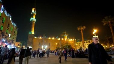 Cairo, Mısır - 20 Aralık 2017: Kalabalık kare, Hasan El-Adawy el-Hüseyin Camii içinde ilçe Han El Halili çarşı 20 Aralık Kahire İslam Kahire önünde. 