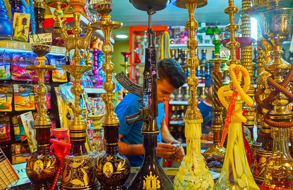 В магазине водопроводных труб "Шиша", Шираз, Иран — стоковое фото