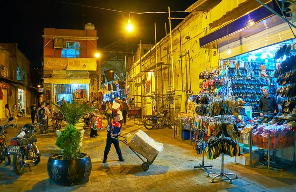 Şiraz, İran'ın piyasa Caddesi'nde akşam walk — Stok fotoğraf