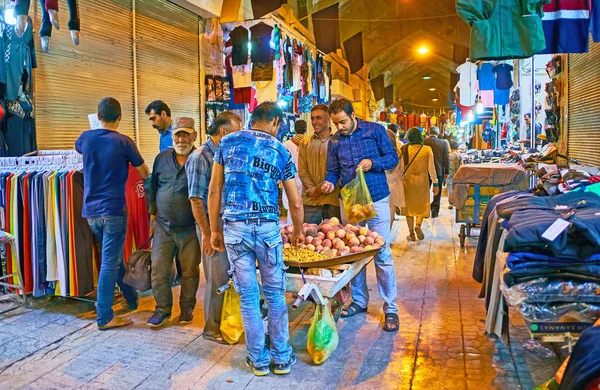 Vendedores callejeros en Vakil Bazaar, Shiraz, Irán — Foto de Stock