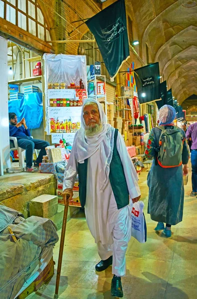전통적으로 옷을 입은 남자, 쉬 라 즈, 이란 — 스톡 사진