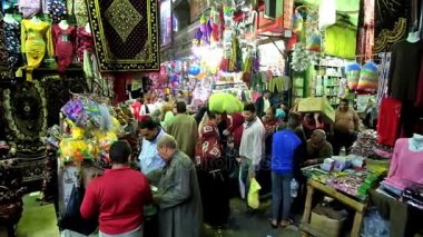 Cairo, Mısır - 20 Aralık 2017: Kalabalık dar geçit Han El Halili ın Bazaarı parlak tezgahları, tam 20 Aralık Kahire'de farklı mal ile Jawhar Al Qaed cadde boyunca.