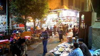 Cairo, Mısır - 20 Aralık 2017: Han El Khalili çarşı İslami Kahire bölgesinde, insanlar akşam ziyaret kafeler, turist mağazaları, Hediyelik eşya tezgahları ve 20 Aralık Kahire'de atmosferinin keyfini çıkarın