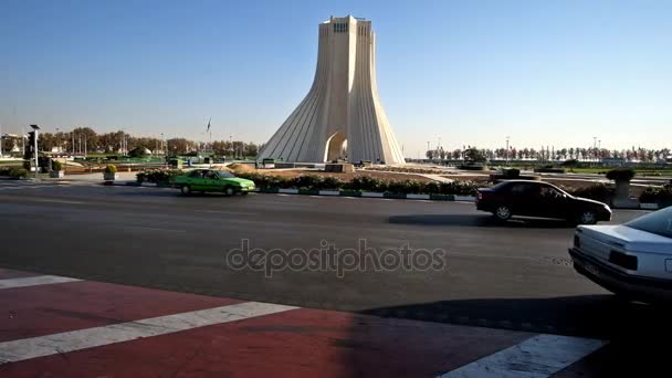 Tehran Irán Octubre 2017 Ajetreada Plaza Azadi Popular Destino Turístico — Vídeo de stock