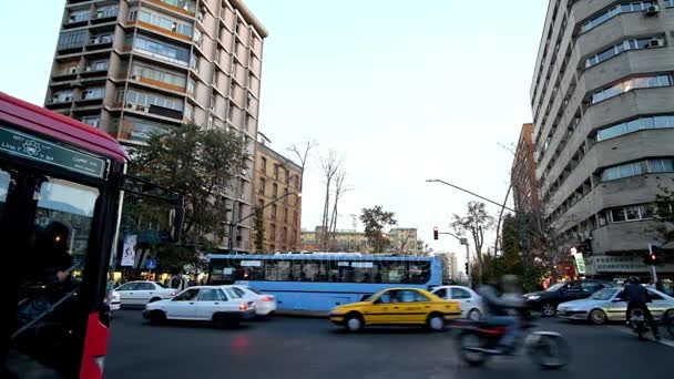 Tehran Irán Octubre 2017 Avenida Valiasr Con Autobuses Tránsito Rápido — Vídeo de stock