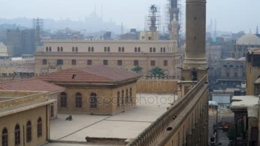 İslami Kahire - Al-Hüseyin Camii ön, Han El Halili Pazar ve Selahaddin Eyyubi Kalesi, sabah sis üstünde belgili tanımlık tepe tepe arka planda, Kahire, Mısır üzerinden görülen dar sokaklarında çatılar