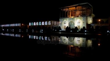 Nakş-ı Cihan ile onun yerler - Qapu Sarayı, Imam Camii, Şeyh Lotfollah Camii ve Kapalıçarşı arcades kare gece Panoraması gölet, Isfahan, Iran siyah sularda yansıtılır.