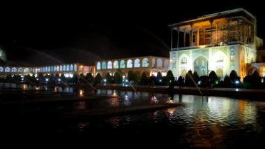 Nakş-ı Cihan Meydanı akşam manzarası Qapu Sarayı, Imam Camii ve Şeyh Lotfollah Camii çeşmeler, Isfahan, Iran arkasında bir görünüm ile. 