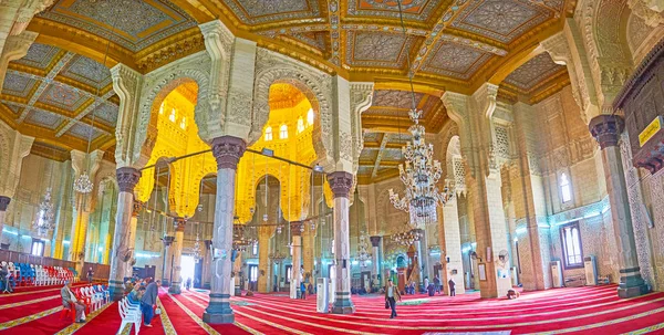 Sala de oración de la mezquita Abu al-Abbas al-Mursi en Alejandría, E — Foto de Stock