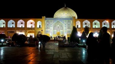 Isfahan, Iran - 20 Ekim 2017: Doğal kiremitli parlak ışıklı portal Şeyh Lotfollah Camii, Nakş-ı Cihan Meydanı, Ekim 20 Isfahan içinde yer alan İslam desenlerle kaplı.