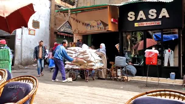 Cairo Egypte December 2017 Portier Verwijderd Zakken Met Goederen Van — Stockvideo