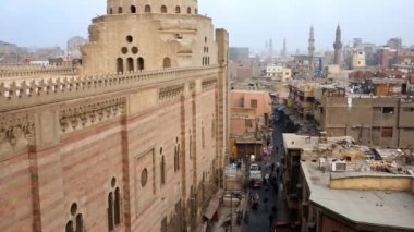 Cairo, Mısır - 21 Aralık 2017: Sultan al-Mu'ayyad Camii cephe duvarına dar Bab Zuwayla sokaktan Al Muizz kapı ve Han El Khalili Bazaar, 21 Aralık Cairo, Egypt.