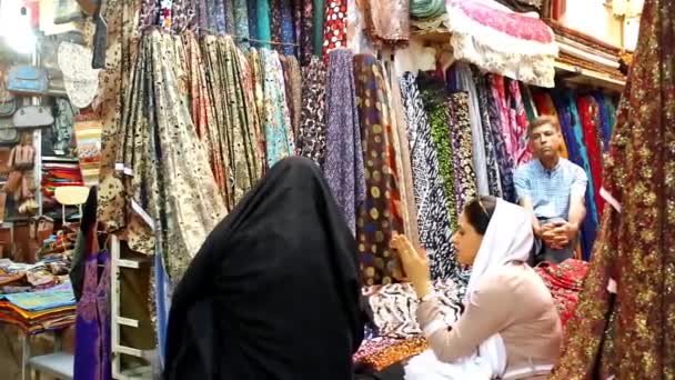 シラーズ 2017 イラン バザーには多くの織物店 地元の女性はしばしばシラーズで 日生地をここで ベンダー自慢の広い範囲および材料の質の良いを購入 — ストック動画