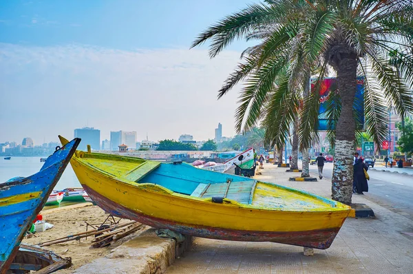 Barco en Corniche avenue, Alejandría, Egipto — Foto de Stock