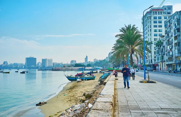 Наслаждайтесь прогулкой по набережной Корниш в Александрии, Египет — стоковое фото