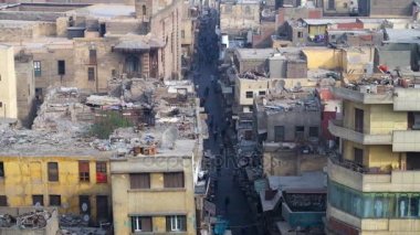 Cairo, Mısır - 21 Aralık 2017: Tarihi Al Muizz sokak uzanır boyunca eski püskü evleri, gecekondu, tarihi Konakları ve camileri İslami Kahire bölgesinin üzerinde 21 Aralık Kahire.