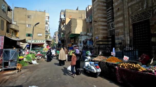 2017年12月21日 步行沿着繁忙拥挤的街道汗 哈利利集市与摊位 提供新鲜的水果和蔬菜 伊斯兰教的开罗区 12月21日在开罗 — 图库视频影像