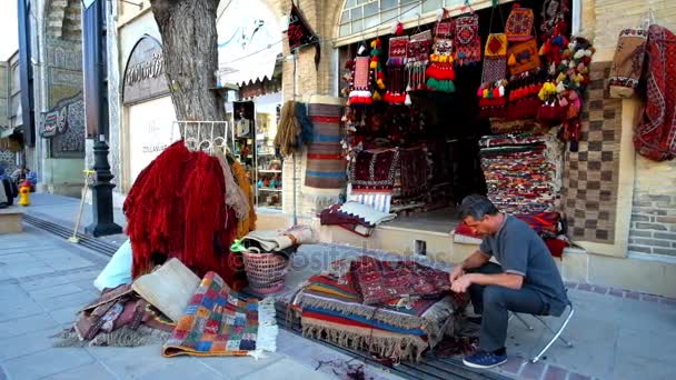 Shiraz Iran Października 2017 Sprzedawca Dywanów Sklepu Vakil Bazaar Naprawy — Wideo stockowe