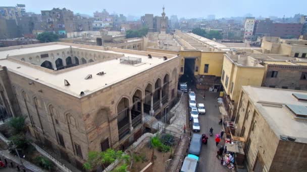 埃及伊斯兰开罗区塔拉 Zuwayla 门清真寺和 Khayama 街与织胡同 伊斯兰教教法 Khayamiya 的鸟瞰图 — 图库视频影像
