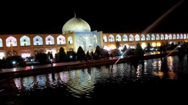 Nagsh-e Cihan çeşmeler ve parlak ışıklı Ortaçağ cami, Saray ve salonları, Kapalı Çarşı, Isfahan, Iran yenileme ile kare akşam manzara panoramik.