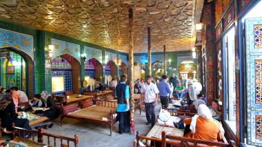 Isfahan, Iran - 20 Ekim 2017: Nagsh-e Cihan ziyafet salonu geleneksel Fars iç, lezzetli yerel yemekleri ve keyifli atmosferi, Ekim 20, Isfahan sahiptir.