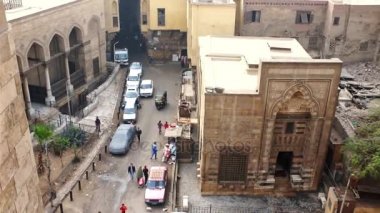 Cairo, Mısır - 21 Aralık 2017: Görünümden Bab Zuwayla kapı Al Khayama sokak Tentmakers sokak (Şeriat Khayamiya), eski cami ve konaklar, üzerinde 21 Aralık Kahire, Mısır.