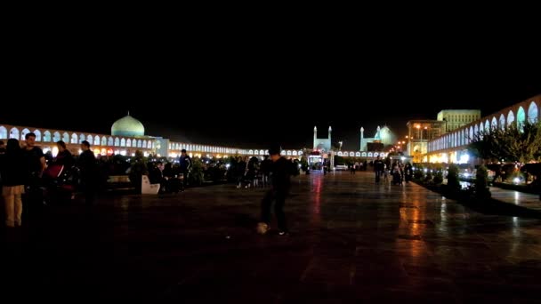 伊斯法罕 2017年10月20日 Naqsh 汗广场是傍晚散步的热门场所 人们参观集市商店 在这里玩活动游戏 享受灯光 在10月20日在伊斯法罕 — 图库视频影像