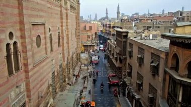 Cairo, Mısır - 21 Aralık 2017: Bab Zuwayla Sultan al-Mu'ayyad Camii, tarihi ile Al Muizz sokak gözden kaçırmak ve tezgahları, 21 Aralık Kahire, Mısır'daki Pazar güzel bakış açısı kapısıdır.