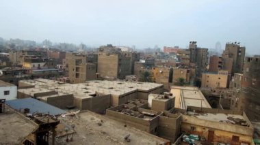 İslami Kahire çatılar, Al Muizz market Sokağı, Bab Zuwayla tarihi kapısı ve Selahaddin Eyyubi Kalesi çöp ufukta, Kahire, Mısır eski püskü binalarla Panoraması.