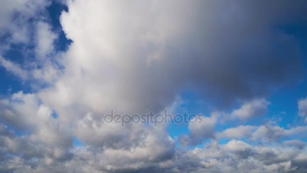 Szybkie Przenoszenie Białe Chmury Jasny Niebieski Niebo Podczas Wietrznej Pogody — Wideo stockowe