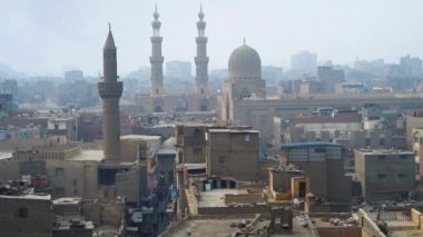 Bab Zuwayla kapı uzun boylu minarelerinin ve Sultan al-Mu'ayyad Camii kubbe İslami Kahire bölgesinde, Mısır manzarası üzerinde artış.